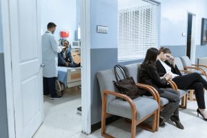 Πριν Κλείσει η Πόρτα του Χειρουργείου: Η Ψυχολογία του Ασθενούς Όταν Καλείται να Παραδώσει τον Έλεγχο